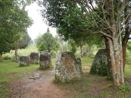 Und das sind sie dann. Es ist kaum vorstellbar, dass diese Krüge, die bis 2 Meter hoch und 15 Tonnen schwer sind, im Innern bis zu 1.50 Meter tief ausgehöhlt wurden; und das vor fast 3000 Jahren.