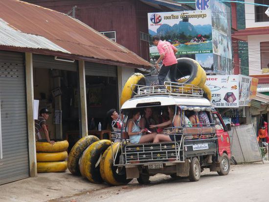 Tubing ist die Hauptattraktion: Auf diesen Lastwangenschläuchen lässt man sich auf dem Fluss treiben und alle paar 100 Meter wird man rausgefischt um sich in einer der vielen Strandbars zu amüsieren (dh. Vollaufen zu lassen) ...