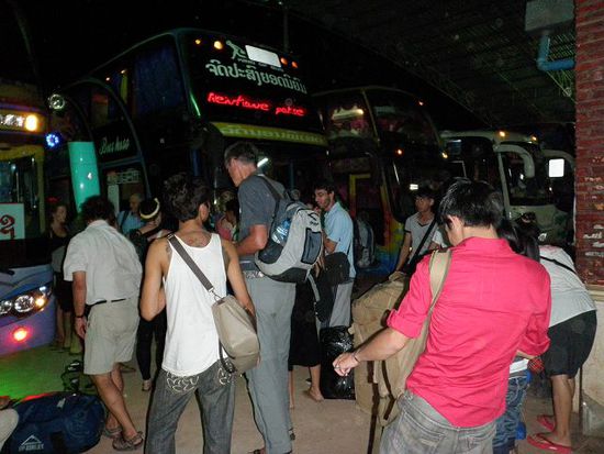 Alle einsteigen zur Nachtfahrt im Bus.