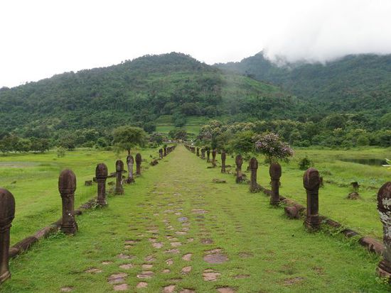 Wir besuchen den berühmten Tempel von Vat Phou, Namensvetter unseres Schiffes. Dieser ganze Tempelkomplex gehört zu den frühesten und stimmungsvollsten Heiligtümern der Khmer ausserhalb Kambodschas. Die ältesten Ruinen stammen vermutlich aus dem 6. Jh. und gehen Angkor zeitlich voraus.