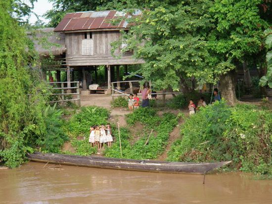 Ganz im Süden von Laos erreicht der Mekong seine grösste Ausdehnung. Auf einer Länge von 50 km und einer Breite von bis zu 14 km gliedert sich der Fluss in etliche Kanäle und gibt in der Trockenzeit unzählige kleiner Inseln frei, deshalb der Name 4000 Inseln.