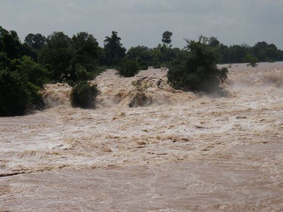 Dass der Mekong nicht durchgehend schiffbar ist, ist diesem Wasserfall Khonepapheng zu verdanken. Bei normalem Wasserstand donnern hier 9.5 Millionen Liter Wasser pro Sekunde hinunter. Jetzt, in der Regenzeit noch viel mehr.