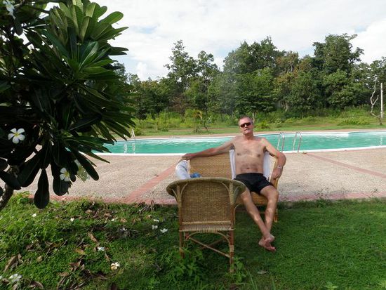 Das war die Idee. Mitnichten! Einsam sitzen wir da. Die Möbel am Pool mussten wir selbst organisieren, der Golfplatz ist zu, da zu nass, und Spa heisst hier, eine Frau aus dem Dorf wird gerufen um Dich zu kneten..... und das Essen hat auch nur der Gruppe junger Vietnamesen geschmeckt.