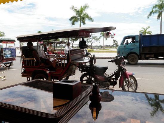 Die Tuk-Tuks Kambodschas, vier(l)plätzige einachsige Kutschen auf Töfflis montiert in Sattelschlepper-Version.