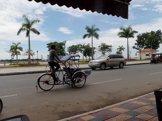 Oder diese Taxis, die aussehen wir ein Rollstuhl vor ein Velo gespannt.