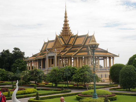 Der Tanzpavillon, wo Tänze des königlichen kambodschanischen Balletts zur Aufführung gelangen (der König selber hat in Paris Tanz und Filmkunst studiert). Von hier aus adressiert der König auch "das Volk" hin zur grossen Promenade.