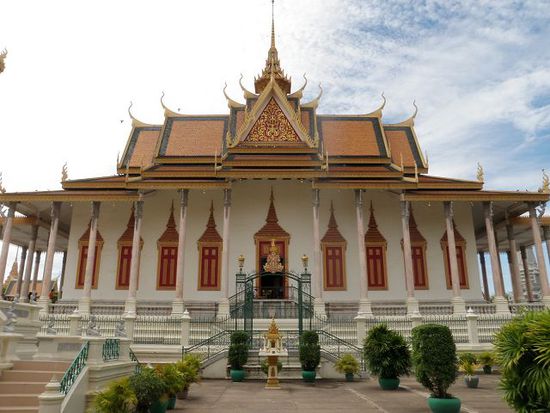 Die Silberpagode verdankt ihren Namen den 5329 verzierten Bodenfliesen aus Silber, jede 20x20 cm und über 1 Kilo schwer. Leider wurde die Silberpagode geplündert und nur noch knapp 50% der Platten sind da.