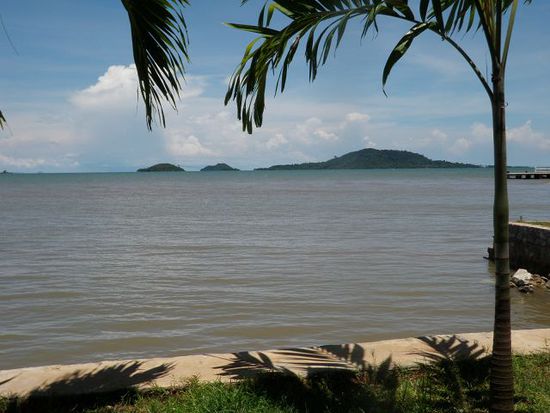 Im ehemals bekannten Badeort Kep hat es nur wenig Badestrand, aber die Aussicht von unserem Mittagstisch aus ist überwältigend. Wir sind nahe der Grenze und einige dieser Inseln gehören schon zu Vietnam.