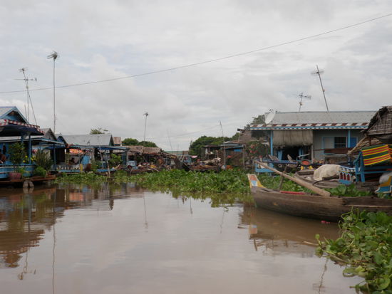 Doch die Fahrt mit Ruderboot durch die schwimmenden Dörfer am Tonle Fluss entschädigt fuer alle Strapazen. 