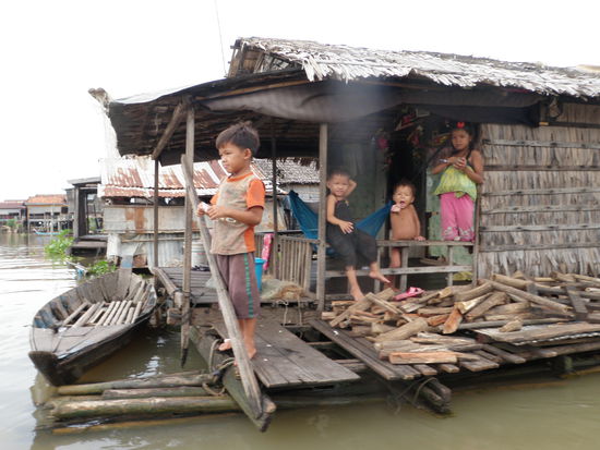Oder nicht? Dieses Haus schwimmt auf zusammengebundenen Bambusrohren.