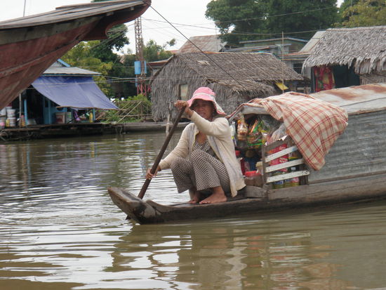 Ein "Migrosschiff" beliefert die Haushalte.  