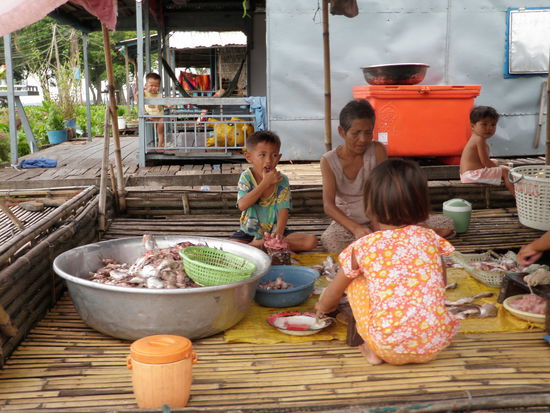 Die ganze Familie hilft bei der Fischverarbeitung (z.B. zu Fischsauce).