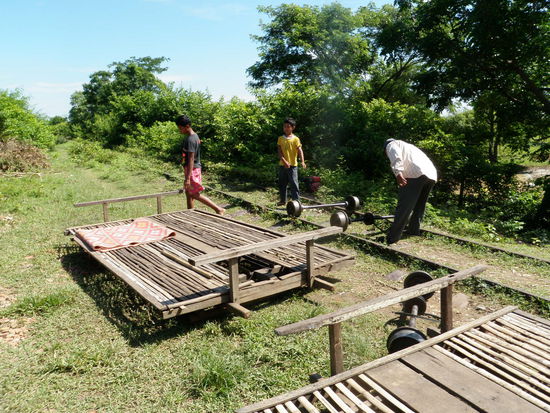 Ganz schön romantisch, so eine Fahrt durch die Reisfelder und Zuckerpalmenhaine.