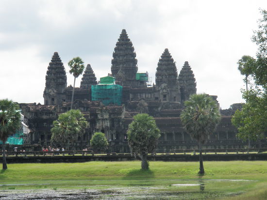 Es gibt nichts, was den Besucher auf die majestätische Erhabenheit von Angkor Wat vorbereiten könnte. Die Anlage steht auf einer künstlichen Insel und stammt aus dem 12. Jh.  