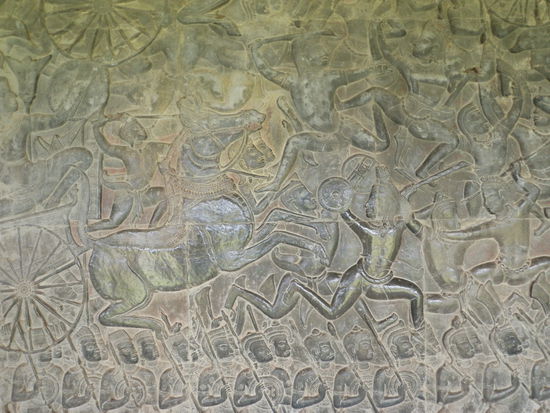 Die berühmten Flachreliefs von Angkor Wat sind 2 m hoch und zieren die Wände der prächtigen Säulengalerie, die um das ganze Tempelareal verläuft. 