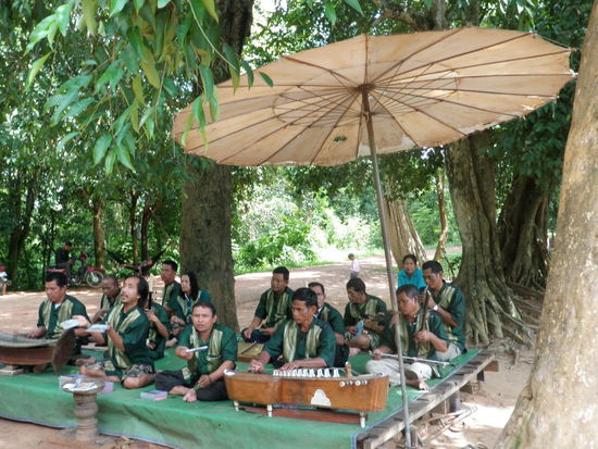 Opfer von Landminen spielen ergreifende Khmer-Musik im Tempel Banteay Srei. 