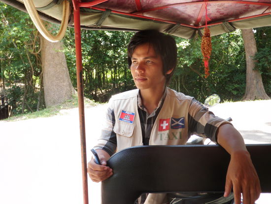 Unser Tuk-Tuk-Fahrer, Lucky, der uns übrigens sehr viel in gutem Englisch über sein Land erzählen kann, hat eine Affinität zur Schweiz. Er hat gute Freunde (oder vielleicht eine Freundin?) in Romanshorn.