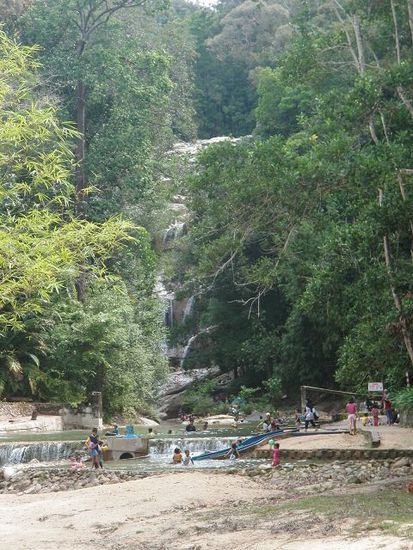 Am kühlen Wasserfall (seit wir hier sind ist es immer um die 33 Grad heiss und schwül)