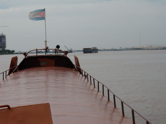 Zum dritten Mal auf dem Mekong. Diesmal alles andere als Luxuriös . Wir sind nur zu fünft. Claudia mit Sohn Carlo (9) aus Köln und ein Japaner, der uns aber schon nach dem ersten Tag verlässt.