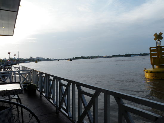 Unser erster Stopp ist in Chau Doc. Wir übernachten in einem schwimmenden Hotel. Es ist der 2. September und Nationalfeiertag und das Schicksal will es, dass im Restaurant über unserem Zimmer bis 2 Uhr morgens gefeiert wird...