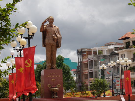 Uncle Ho, respektive Ho Chi Minh, der Übervater Vietnams - natürlich voll beflaggt.