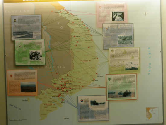 Im Kriegsrelikte-Museum wird die Geschichte des Vietnamkrieges in allen Facetten und ungeschminkt dargestellt. Hier der Plan aller Truppenplätze der Republikaner Südvietnams und der Amerikaner. 