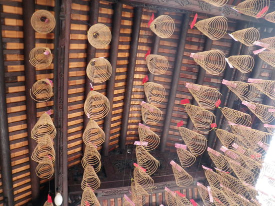 Im Tran Hung Dao-Tempel schreibt man seine Wünsche auf einen roten Zettel und hängt ihn an einen Räucherzylinder, der dann ins Gewölbe gehängt wird und langsam abbrennt.