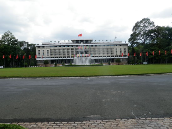 Wohn- und Arbeitsort des südvietnamesischen Präsidenten bis 1975. Damals hiess das Gebäude Unabhängigkeitspalast und heute Wiedervereinigungspalast. Erbaut 1962 ist auch die Inneneinrichtung ein Paradebeispiel der Wohnkultur der sechziger Jahre.  