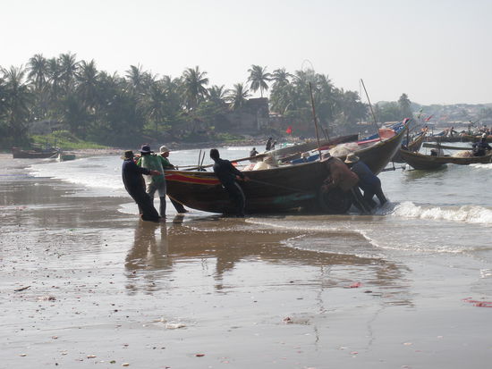 Diese Fischerboote werden nach Ankunft im Hafen an Land "gerollt" um sie vor dem starken Wellengang zu schützen. 