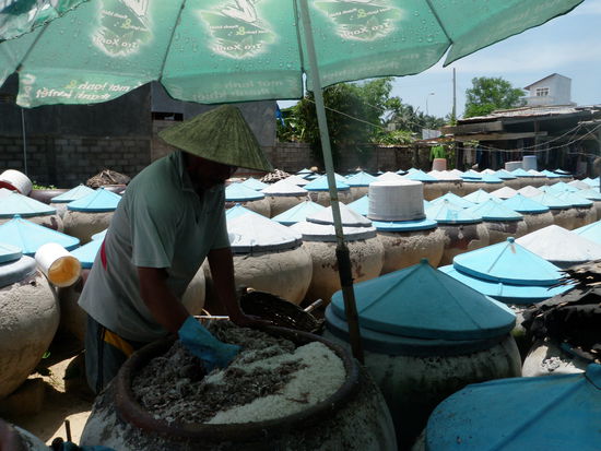 Oder sie werden zu Fischsauce verarbeitet, die in Asien in den meisten Gerichten zu finden ist. Lagen kleiner Sardellen, abgewechselt von Lagen von grobem Salz kommen in einen grossen Steintopf. Drei Monate ziehen lassen und dann ein Gewicht oben auf den Topf, und schon beginnt die Sauce unten abzulaufen. 