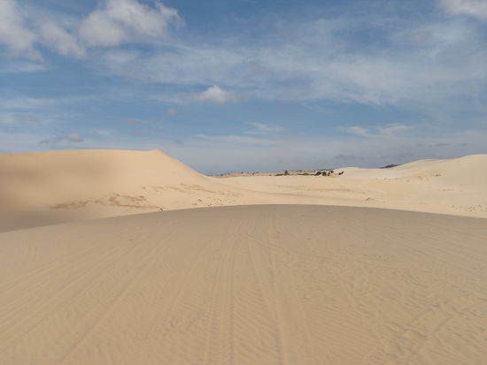 Man glaubt sich in der Sahara aber diese berühmten, ungewöhnlichen weissen Dünen sind etwas ausserhalb von Mui Ne zu finden. Zu Fuss erkunden? Nein....