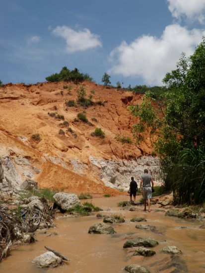 Eine schöne Wanderung ist entlang diesen roten Dünen flussaufwärts. Am Schluss ist ein Wasserfall, den wir mit mehr oder weniger Mühe überwinden müssen.