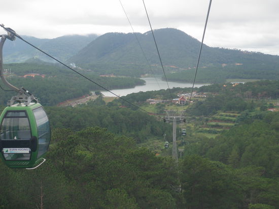 Eine Seilbahn "Made in Switzerland" führt über das ganze Tal zu einem Kloster, und zwar für Mönche und Nonnen; eine Rarität.