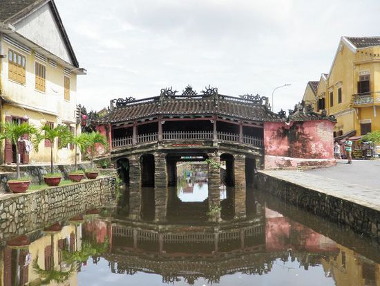 Die "Japanerbrücke" aus dem späten 16. Jh., welche die damaligen japanischen und chinesischen Viertel miteinander verband.