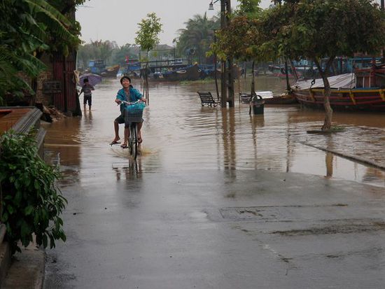 Nur schon der Unterschied zwischen Flut und Ebbe vom 4 km entfernten Meer überschwemmt in der Regenzeit fast täglich die Uferpromenade.