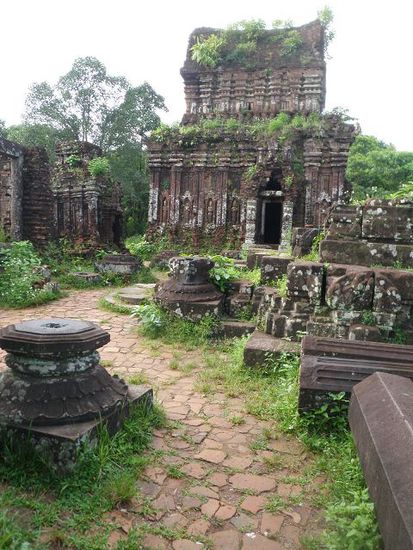 Ein weites Gelände voller Ruinen. Ein Grossteil ging durch amerikanische Bombardierungen im Vietnamkrieg leider für immer verloren.