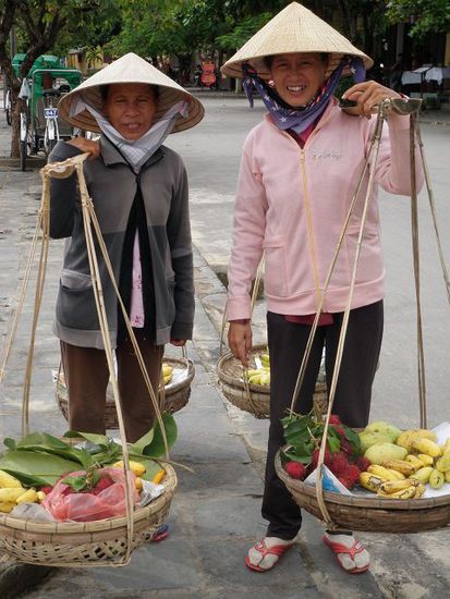 Die exotischen Früchte sind überall zu haben: Rambutan, Kaki, Pomelos und wie sie alle heissen.