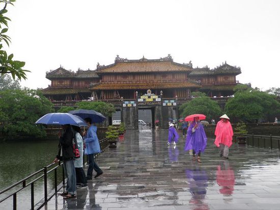 Haupttor zur kaiserlichen Zitadelle, einer verbotenen Stadt ähnlich derjenigen in Peking, aber doch wesentlich kleiner.