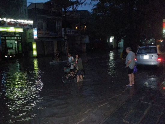 Als wir zum Nachtessen ausgehen wollen, sieht die "Strasse" vor unserem Hotel so aus. Wo sind da die Schlaglöcher? Was schwimmt da alles im Wasser?