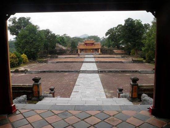 Das riesige Grabmal von Kaiser Minh Mang, 1820-1841. Alle Gebäude sind um eine zentrale, 700 m lange Achse gruppiert....