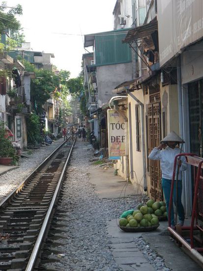 Wir haben es nicht geschafft, in Vietnam einmal mit der Bahn zu reisen. Sieht aber interessant aus, da ist man hautnah dabei!