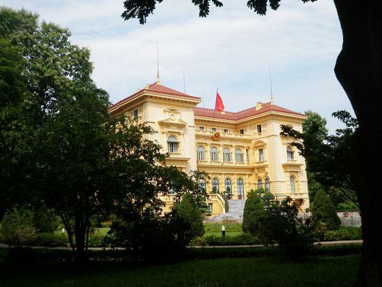 Der Palast des früheren Generalgouverneurs Frankreichs ist heute Wohnort des gegenwärtigen Präsidenten Vietnams...