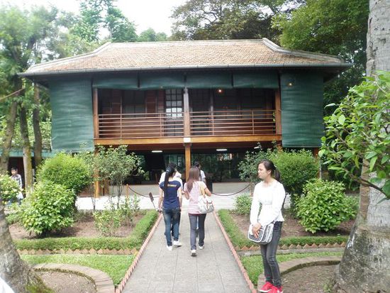 ..doch Ho Chi Minh, der erste Präsident, wohnte bis zu seinem Tode 1969 in diesem kleinen Haus im Garten "seines" Palastes.