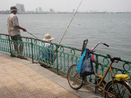 Am West Lake wird mit Leidenschaft gefischt.