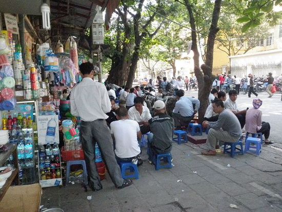 Trottoirs sind hier nicht für Fussgänger, sondern für alles andere, vor allem jede Menge Restaurants. Auch Familien kochen und essen vor ihrem Haus auf dem Gehsteig.