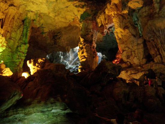 Auch Ausflüge gehören zum Programm. Z.B. in die riesige Thien Cung-Grotte ...