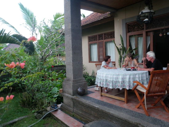 Ein Besuch bei Freunden ist eine tolle Abwechslung zum Leben im Hotel.