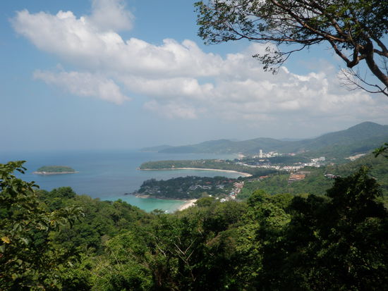 Die Strände von Kata, Karon und im Hintergrund Patong, wo wir wohnen. Ein Ramba-Zamba-Resort von Strübsten. Zum Glück liegt unser Hotel in einer ruhigen Parkanlage und wir finden immer auch ein ruhiges Plätzchen für einen Drink oder ein leckeres Abendessen.