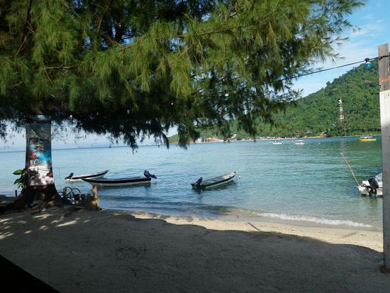 Vor unserem ersten Chalet auf den Perhentian. Man merkt, dass die Ferien in Europa begonnen haben, wir müssen nach 3 Nächten in ein anderes Resort umziehen.