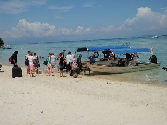 Mit dem Wassertaxi zu den grösseren Booten weiter draussen, die uns dann wieder trocken ans Festland bringen.